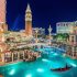 Mobil Pada Malam Hari Di Strip Di Las Vegas Dan Kasino Dengan ...