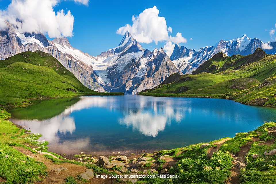 Lihat Di Pegunungan Alpen Swiss Dengan Hutan Dan Kereta Api ... Lihat Di Pegunungan Alpen Swiss Dengan Hutan Dan Kereta Api ...