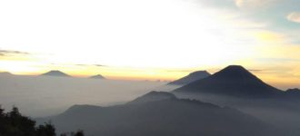 Indah, Trekking Gunung Prau Dieng Penuh Lautan Awan