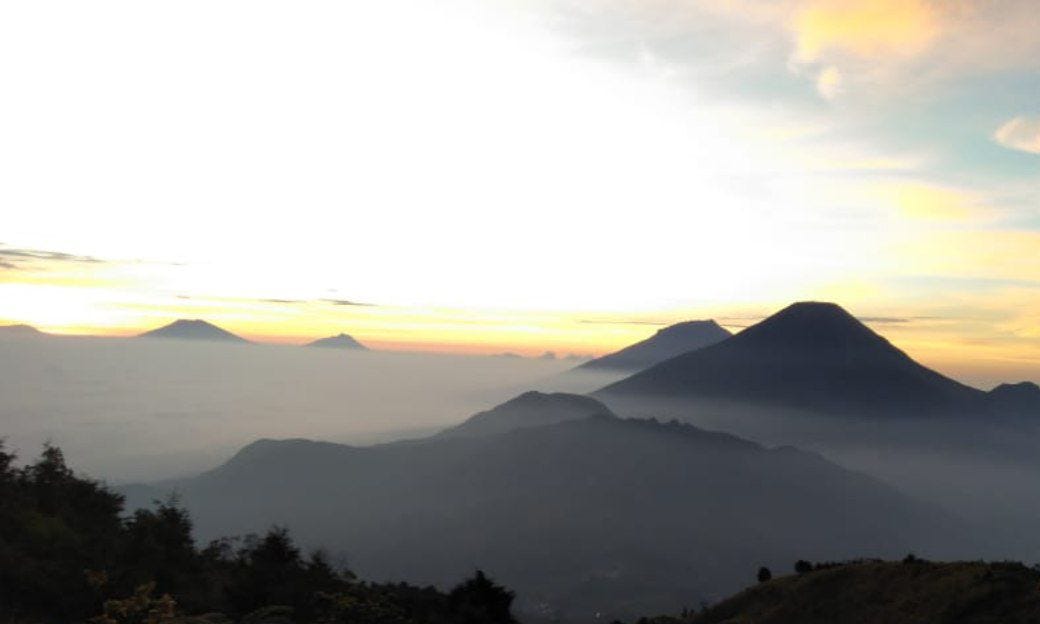 Indah, Trekking Gunung Prau Dieng Penuh Lautan Awan