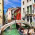 Hari Hujan Di Kota Venesia Italia Kanal Air Sempit Antara Bangunan ...