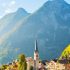 Desa Hallstatt Yang Menghadap Ke Danau Hallstatter Di Pegunungan Alpen ...