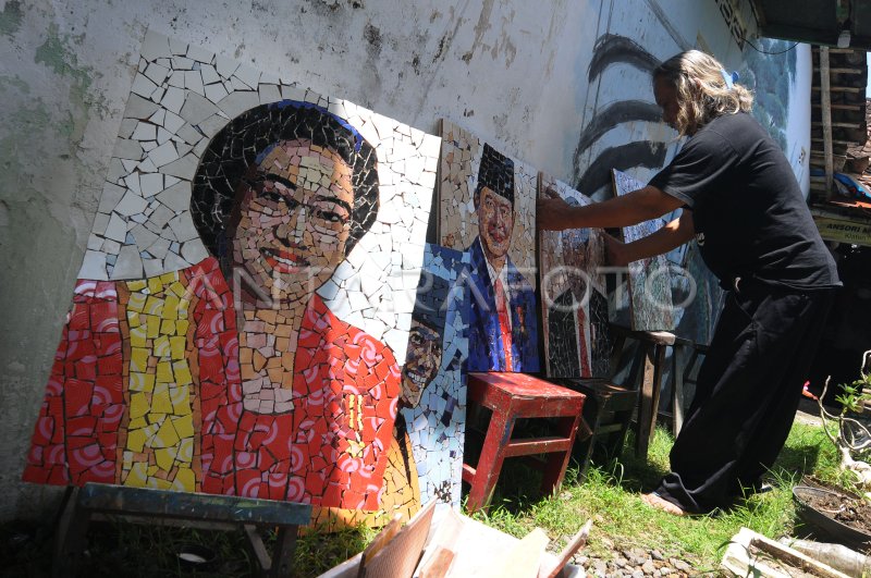 Seru Bikin Seni Mozaik Keramik Warna-Warni Bernilai Seni Tinggi