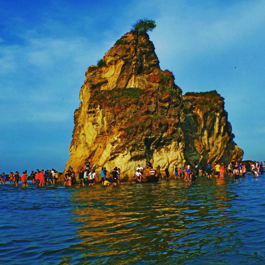 10 Deretan Pantai Keren di Jawa Barat Dan Banten Yang Bisa Lo Datangi ...