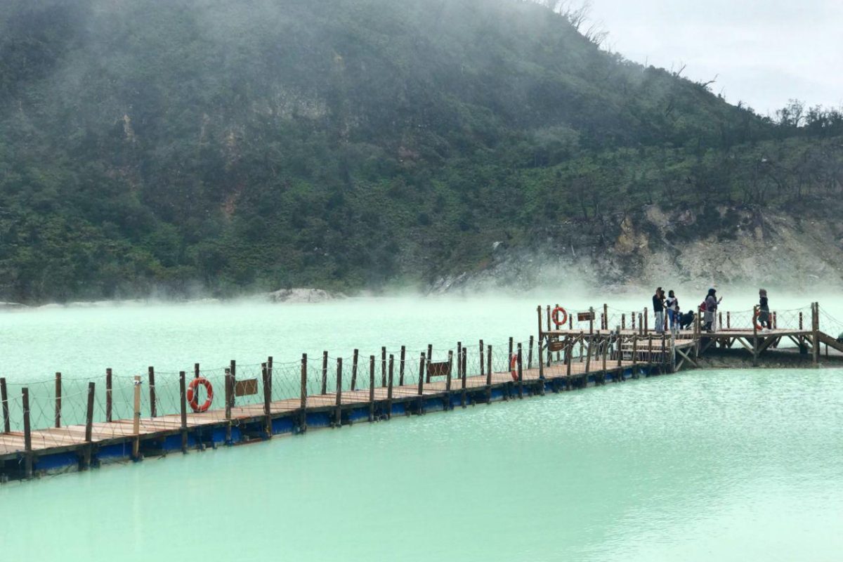 Romantis, Kawah Putih Ciwidey Bandung Penuh Kabut Eksotik