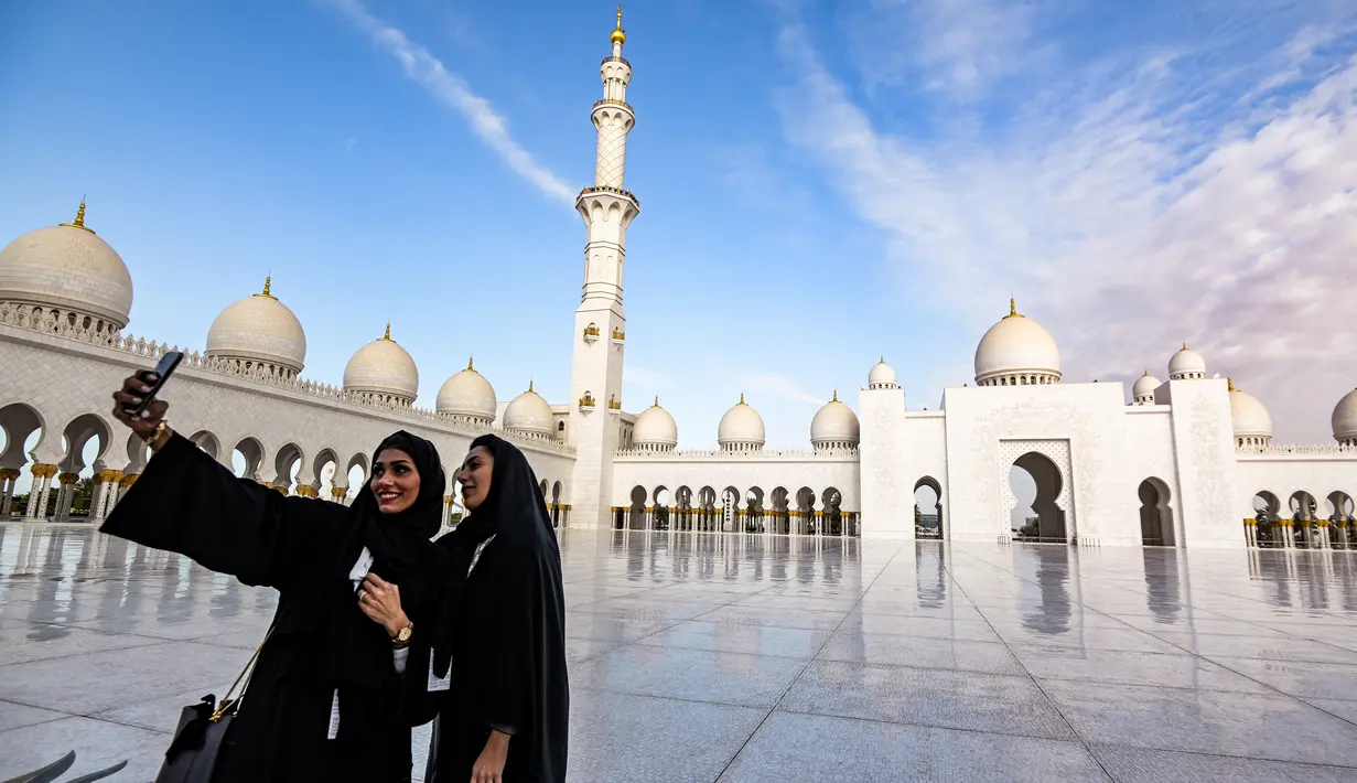 Jemaah Umrah NRA Nikmati Megahnya Masjid Sheikh Zayed di Abu Dhabi