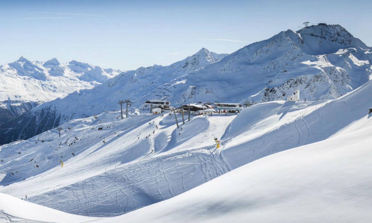 Lereng Menuruni Lereng Dan Gubuk Gunung Ski Apres Dengan Teras Restoran ... Liburan Ski ke Tyrol dengan Jalur Lereng yang Epik