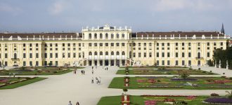 Istana Schönbrunn dan Cerita Keluarga Kekaisaran Austria Kisah Megah nan Kocak
