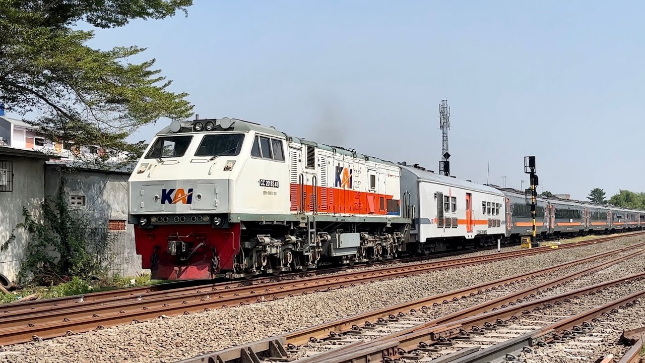 Satu - Satunya di Pulau Jawa! | Kereta Api Ngebut Melintas di Stasiun ... Serunya naik kereta ekonomi lintas Pulau Jawa